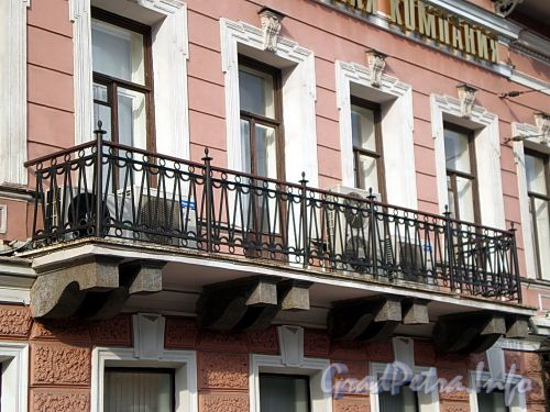 Ул. Чайковского, д. 20 (левая часть). Доходный дом Н.В. Оболенской. Центральный балкон. Фото сентябрь 2009 г.