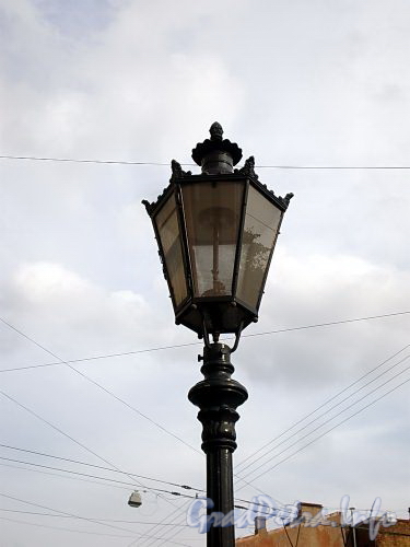 Фонарь освещения у дома 20 (правая часть) по улице Чайковского. Фото сентябрь 2009 г.