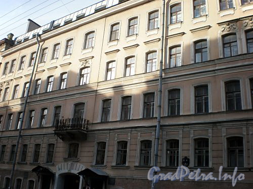 4-я Советская ул., д. 6. Дом при табачной фабрике Саатчи и Мангуби. Фрагмент фасада здания. Фото август 2009 г.