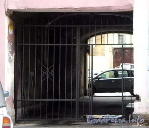 4-я Советская ул., д. 41. Бывший доходный дом. Решетка ворот. Фото август 2009 г.
