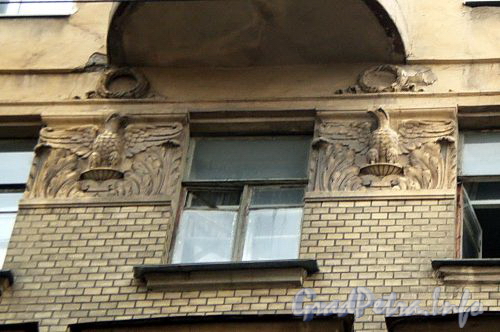 4-я Советская ул., д. 43. Бывший доходный дом. Художественное оформление фасада здания. Фото август 2009 г.