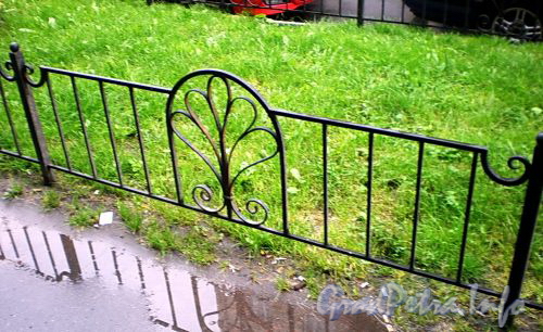 Ограждение газона у дома 46 по 4-ой Советской улице. Фото август 2009 г.