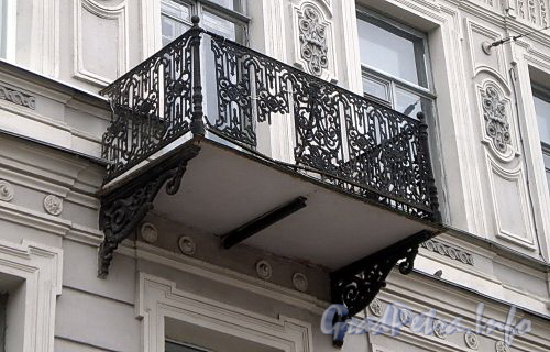 Итальянская ул., д. 31. Бывший доходный дом. Поврежденная решетка балкона. Фото октябрь 2009 г.