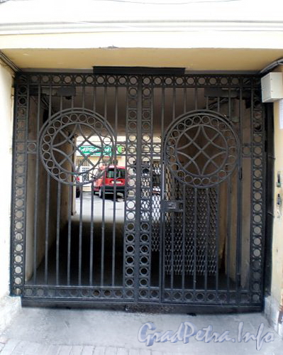 Итальянская ул., д. 37. Доходный дом М. Мальцевой. Решетка ворот. Фото август 2009 г.