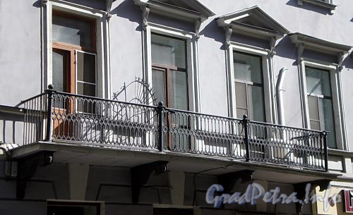Караванная ул., д. 24-26. Бывший доходный дом. Решетка балкона. Фото август 2009 г.