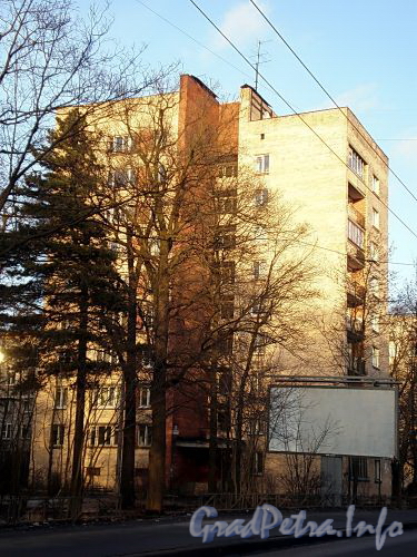 Новороссийская ул., д. 32. Общий вид жилого дома. Фото март 2009 г.