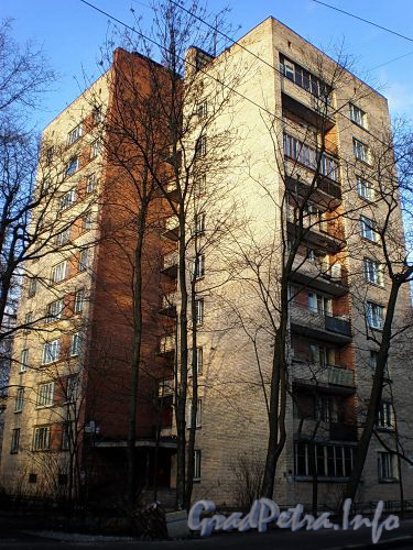 Новороссийская ул., д. 32. Общий вид жилого дома. Фото март 2009 г.
