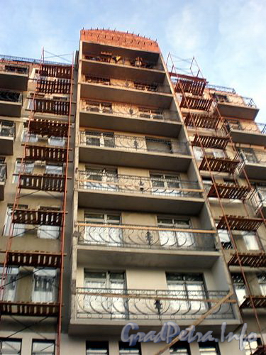 Ул. Черняховского, д. 25. Строительство административного комплекса. Фрагмент фасада строящегося дома. Фото октябрь 2009 г.