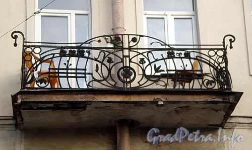 Ул. Черняховского, д. 27. Решетка балкона. Фото октябрь 2009 г.