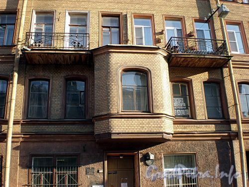 Ул. Черняховского, д. 41. Бывший доходный дом. Фрагмент фасада здания. Фото октябрь 2009 г.