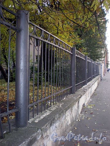 Ограда сквера между домами 45 и 51 по ул. Черняховского. Фото октябрь 2009 г.