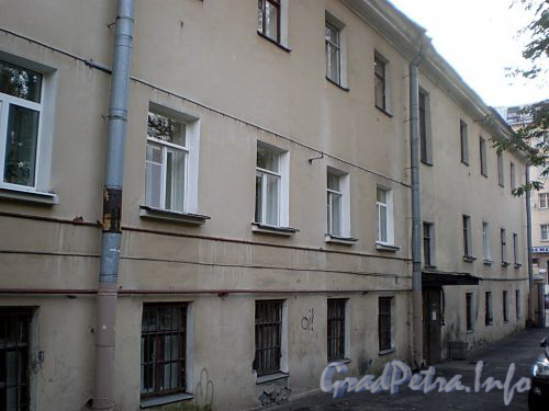 Ул. Черняховского, д. 45. Жилой дом. Фасад со стороны сквера. Фото октябрь 2009 г.
