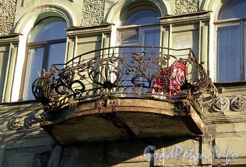 Ул. Черняховского, д. 53. Бывший доходный дом. Решетка балкона. Фото октябрь 2009 г.
