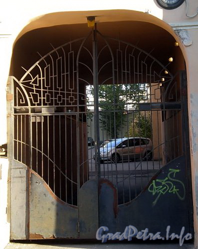 Ул. Черняховского, д. 67. Решетка ворот. Фото октябрь 2009 г.