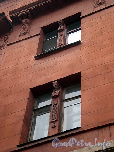 Бол. Монетная ул., д. 6. Бывший доходный дом. Фрагмент фасада здания. Фото сентябрь 2009 г.