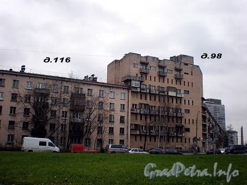 Дом 116 по Варшавской улице и 98 по Краснопутиловской улице. Фото октябрь 2008 г.
