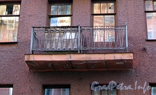 Ул. Володи Ермака, д. 17. Бывший доходный дом. Решетка балкона. Фото август 2009 г.