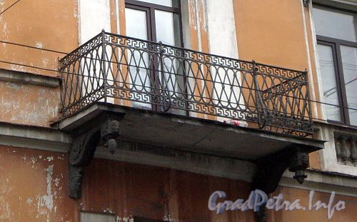 Гороховая ул., д. 30. Жилой дом. Решетка балкона в центральной части уличного фасада. Фото июль 2009 г.