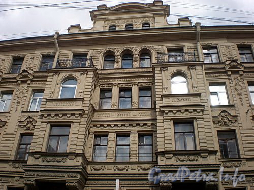 Гороховая ул., д. 32. Доходный дом П. Д. Яковлева. Фрагмент фасада здания. Фото июль 2009 г.