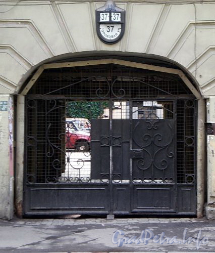 Гороховая ул., д. 37. Решетка ворот и табличка с номером здания. Фото август 2009 г.