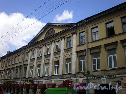 Гороховая ул., д. 40. Центральная часть фасада здания. Фото июль 2009 г.