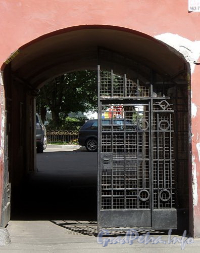 Гороховая ул., д. 44. Бывший доходный дом. Решетка ворот. Фото июль 2009 г.