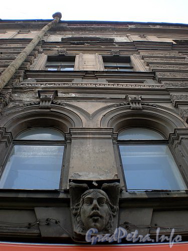 Гороховая ул., д. 47. Здание Компании для хранения и залога движимых имуществ. Фрагмент фасада здания. Фото июль 2009 г.