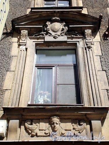 Гороховая ул., д. 54. Бывший доходный дом. Фрагмент фасада здания. Фото июль 2009 г.