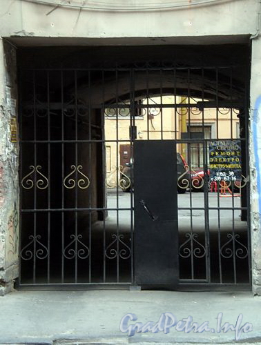 Гороховая ул., д. 55. Бывший доходный дом. Решетка ворот. Фото июль 2009 г.