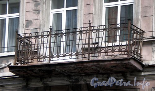 Гороховая ул., д. 58. Бывший доходный дом. Решетка балкона. Фото июль 2009 г.