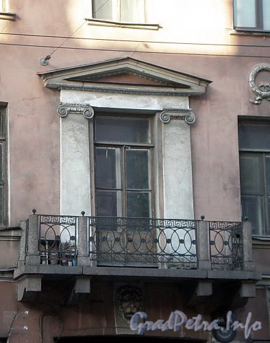 Гороховая ул., д. 66 (правая часть). Фрагмент фасада здания. Фото апрель 2009 г.