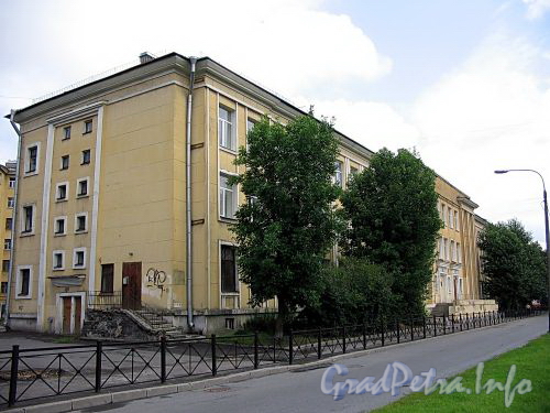 Ул. Циолковского, д. 8. Гимназия №278. Общий вид здания. Фото июль 2009 г.