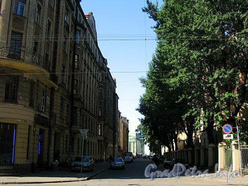 Перспектива Малой Посадской улицы от улицы Чапаева в сторону Певческого переулка. Фото август 2009 г.