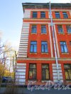 улица Одоевского, дом 12, литера А. Угловая часть здания и табличка с номером. Фото 1 мая 2016 года.
