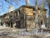 Литейная ул. (Гатчина), д. 2. Коллективный деревянный жилой дом в разваливающемся состоянии. Дворовый фасад. фото апрель 2018 г. 