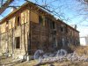 Литейная ул. (Гатчина), д. 2. Коллективный деревянный жилой дом в разваливающемся состоянии. Уличный фасад. фото апрель 2018 г. 