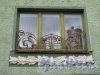 Фурштатская ул., д. 28. Доходный дом М. Е. Зенкевич. Решетка на окнах второго этажа. фото апрель 2018 г.