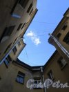Фурштатская ул., д. 28. Доходный дом М. Е. Зенкевич. Вид неба во дворе. фото апрель 2018 г.