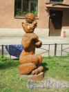 Бол. Монетная ул., д. 31-33. Деревянная фигура Лиса и Колобок на детской площадке во дворе. фото май 2918 г.  