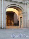 Миллионная ул., д. 5. Мраморный Дворец. Вид на  хозяйственный вход через арку двора. фото май 2018 г.