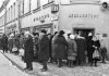 «17 января 1992 г. Санкт-Петербург. Люди стоят в очереди за хлебом»