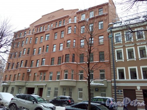 Улица Красного Курсанта, дом 8. 6-этажный жилой дом 1914 года постройки. 3 парадные, 35 квартир. Фото 09.01.2019 года.