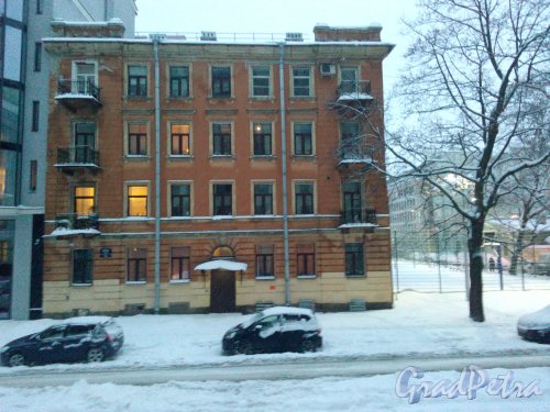 Улица Красного Курсанта, дом 10, литер Б. 4-этажный жилой дом 1902 года постройки. 1 парадная, 8 квартир. Фото 16 января 2019 года.
