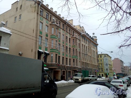 Пионерская улица, дом 11 (слева на фотографии). Правая часть - это дом 26-28 по Малому проспекту Петроградской стороны. Фото 30.01.2019 года.