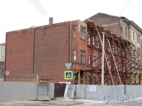 Кирилловская улица, дом 23. Общий вид здания, после обрушения верхних этажей. Фото 2 марта 2019 года.

