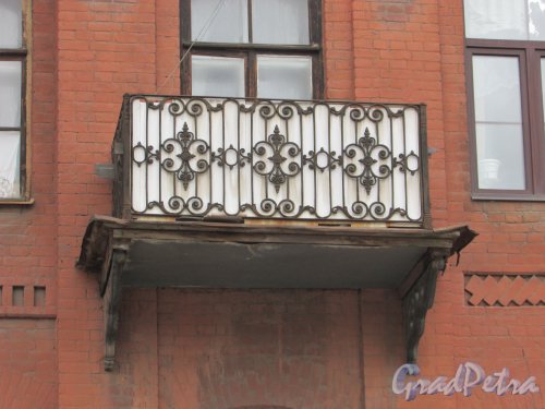 улица Моисеенко, дом 16. Сохранившийся балкон на фасаде лицевого флигеля. Фото 2 марта 2019 года.