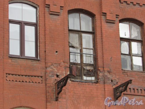 улица Моисеенко, дом 16. Обрушевшийся балкон на фасаде лицевого флигеля. Фото 2 марта 2019 года.