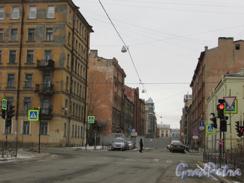 Перспектива Тележной улицы от улицы Профессора Ивашенцова в сторону Кременчугской улицы. Фото 2 марта 2019 года.