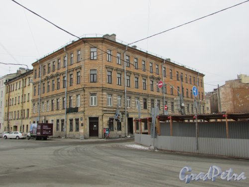 Миргородская улица, дом 16 / Кременчугская ул., дом 5. Общий вид здания. Фото 2 марта 2019 года.
