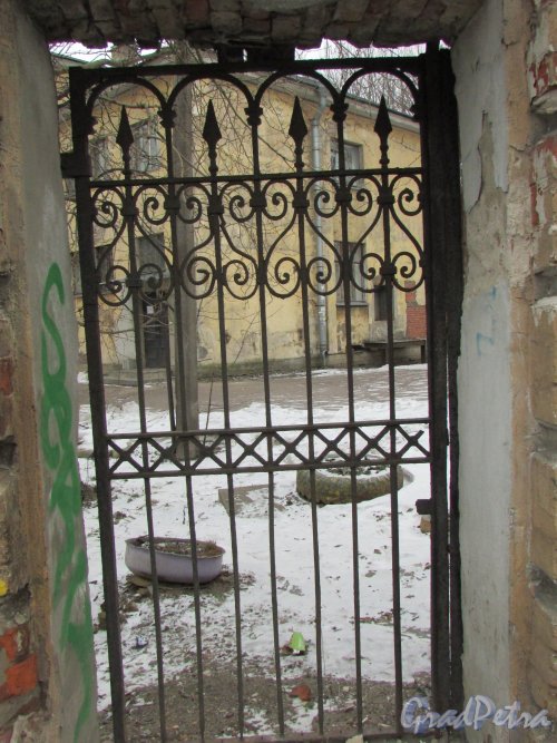 Кременчугская улица, дом 4а, литера А. Калитка ворота Боткинской больницы. Фото 2 марта 2019 года.. Фото 2 марта 2019 года.
